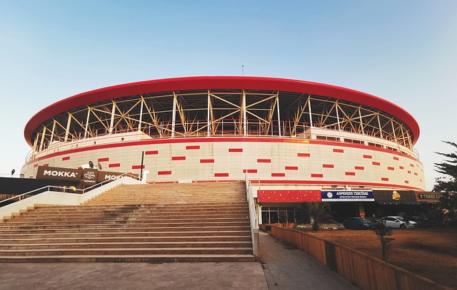 回旋镖？弗拉门戈引用曼城横幅：恭喜维尼修斯晋级，收起眼泪😉.